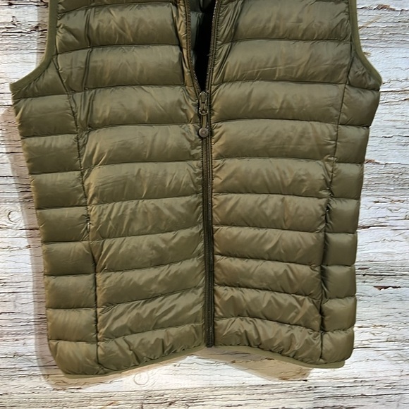 Joe fresh army green puffer vest size small - Picture 4 of 8